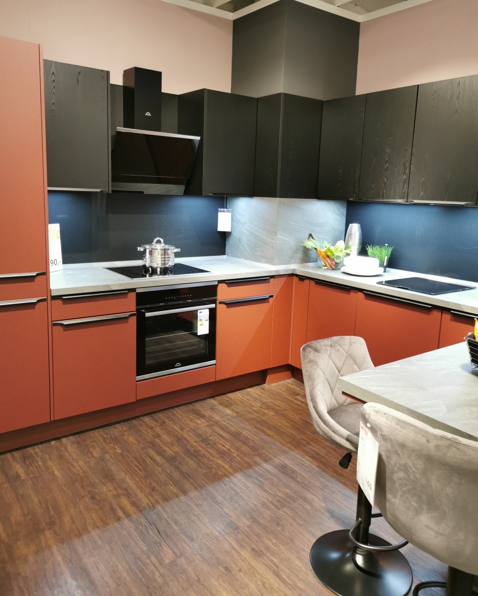 Red kitchen cabinets: a pop of color for a vibrant kitchen